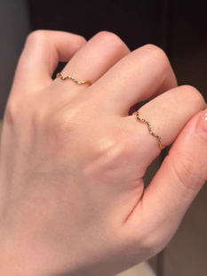 日系18K金超细闪沙波纹戒指食指小众轻奢精致设计高级金素圈时尚