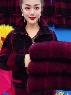 妈妈秋冬仿水貂绒短外套新款大格子减龄洋气中老年人女毛呢短外套