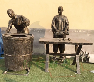 民间传统手艺打烧饼玻璃钢雕塑 街边小吃人物 民俗风小吃街摆件