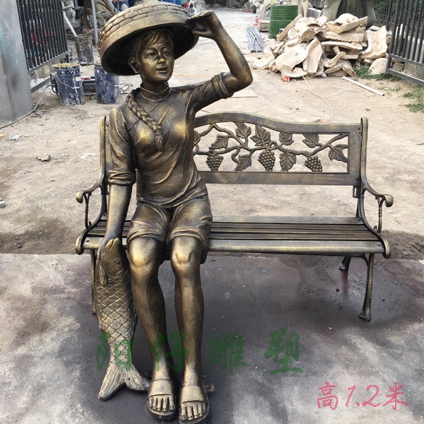 坐椅子上的农家渔女雕像 农民渔民的捕鱼生活民俗仿铜雕像 户外