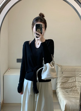 FENG甜甜_假两件挂脖针织衫女秋季新款小v领修身气质长袖上衣外套