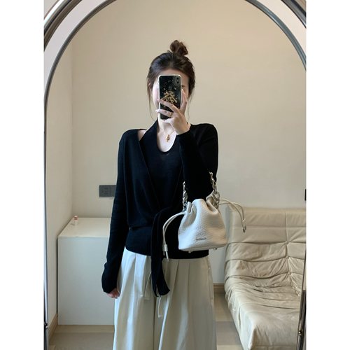 FENG甜甜_假两件挂脖针织衫女秋季新款小v领修身气质长袖上衣外套