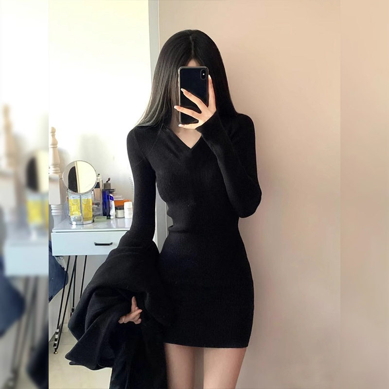 V领秋冬包臀纯欲甜辣风黑色短裙裙子女款针织加绒连衣裙都市风