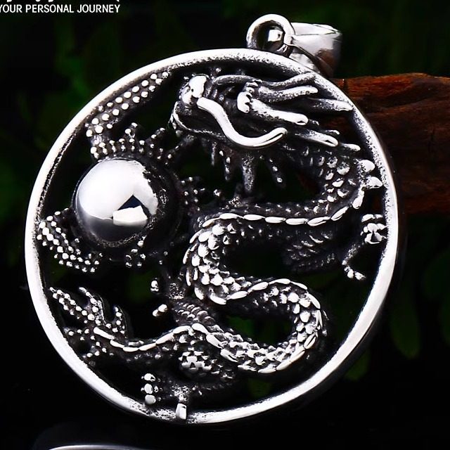 霸气龙牌个性吊坠民族风游龙戏珠钛钢复古生肖朋克潮男项链饰品