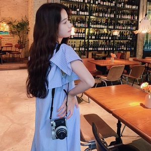 学院风韩系减龄蓝色条纹连衣裙女夏不规则设计感小众大方得体休闲图片