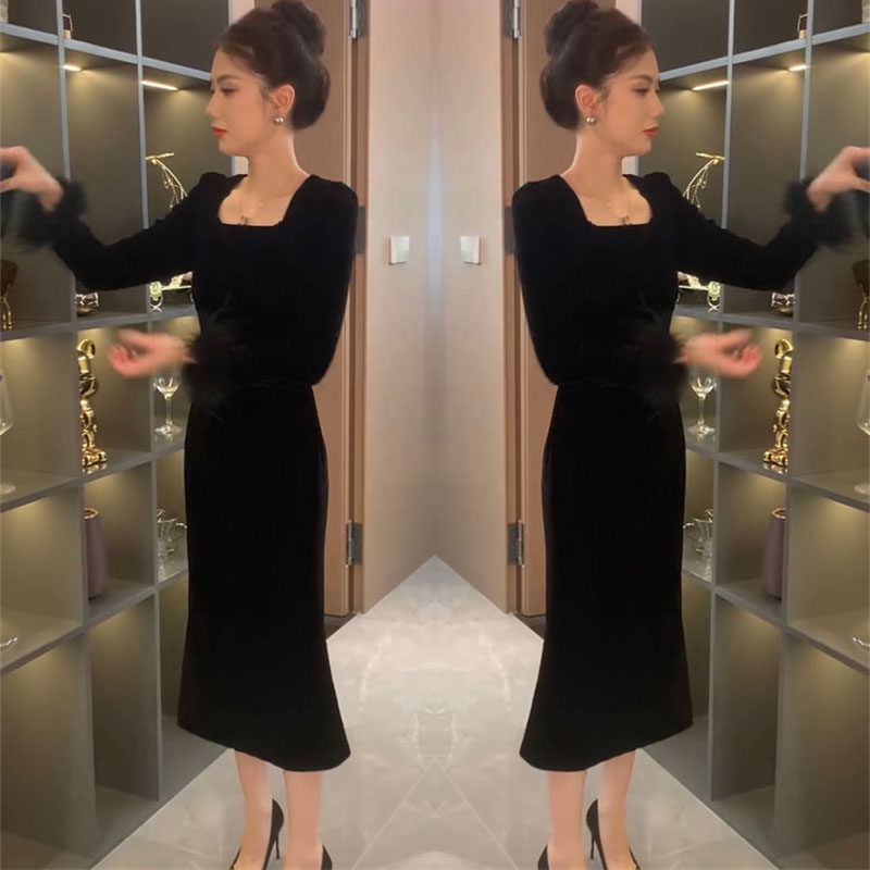 欧洲站丝绒连衣裙女2026年春秋新款法式设计感方领包臀显瘦小黑裙