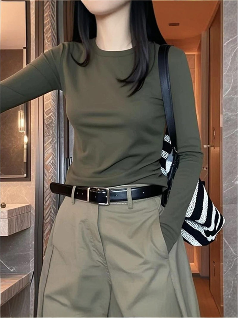 DM今年流行高级感军绿色正肩长袖t恤女秋内搭打底衫韩系漂亮上衣