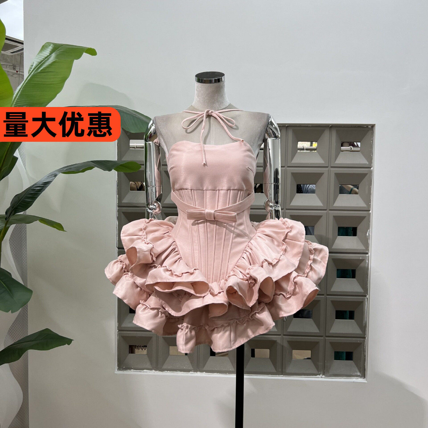 三次元感绑带蛋糕蓬蓬连衣裙鱼骨收腰派对礼服配同色南瓜短裤