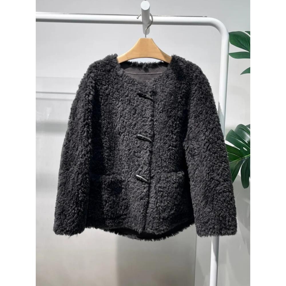 MM麦麦25秋冬新款圆领牛角扣羊羔毛皮毛一体毛绒外套女5GA212051