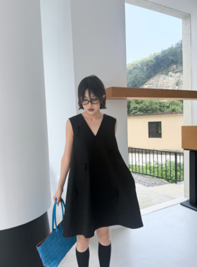 时尚宽松遮肉显瘦黑色钉珠小黑裙马甲裙