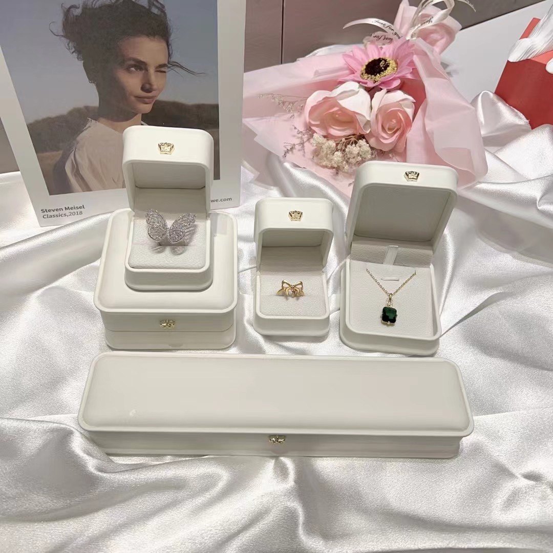 2025新款皇冠收腰珠宝首饰盒 pu皮装饰扣皇冠戒指手镯手链项链盒,饰品/流行首饰/时尚饰品新,首饰盒,淘宝优惠券,粉丝福利购,淘宝优惠卷