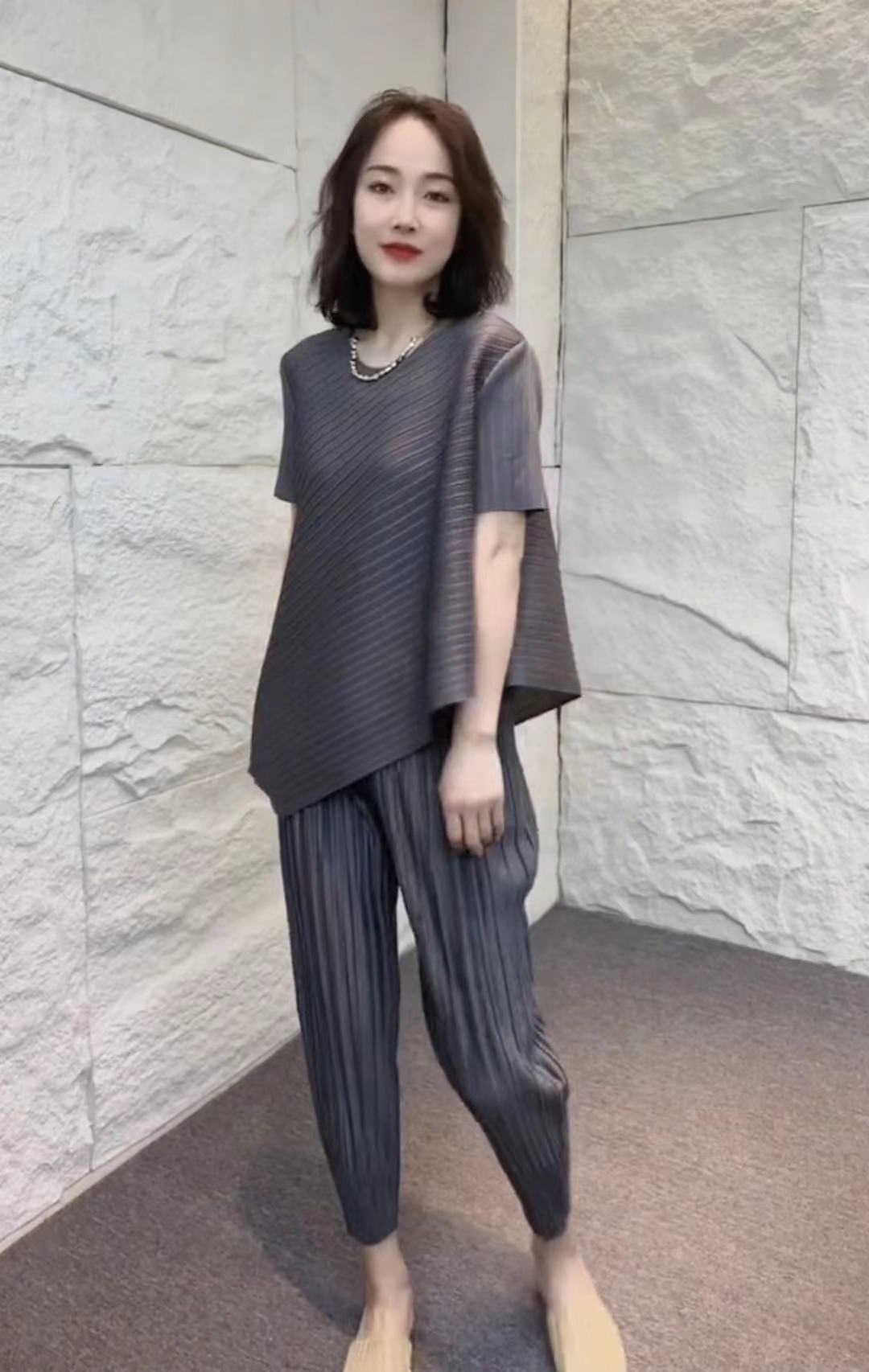 纯色弹力褶皱上衣T恤女短袖圆领宽松不规则加萝卜裤两件时尚套装