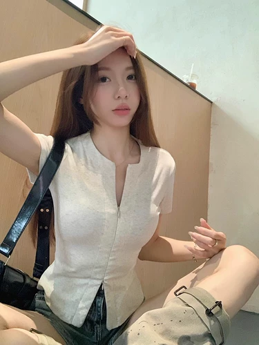 Короткая весенняя дизайнерская футболка с коротким рукавом с молнией, облегающий крой, тренд сезона