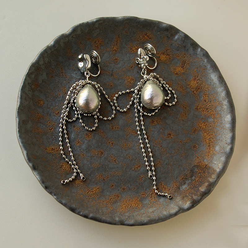 灰珍珠流苏不规则蚊香盘耳夹