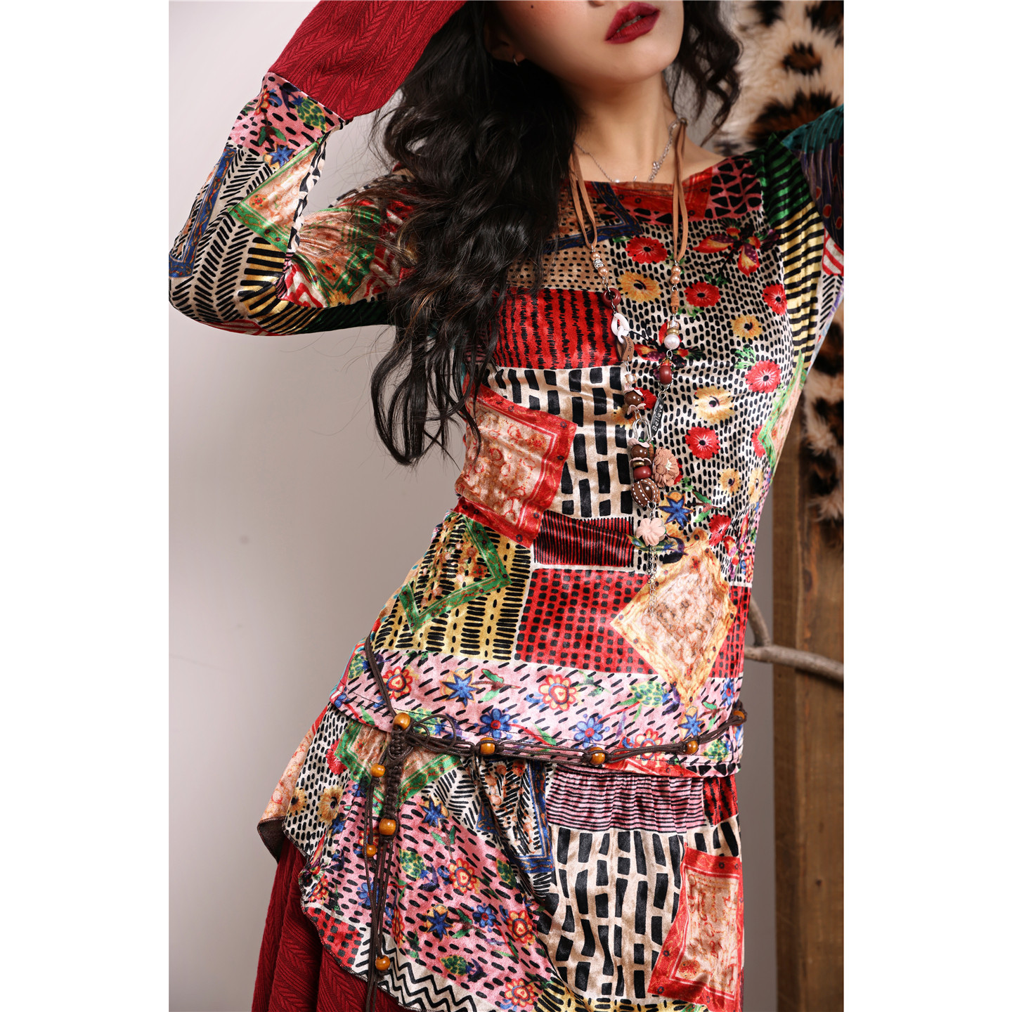 畔喜鱼一 秋冬古着感丝绒拼接印花设计修身漏肩打底长袖上衣,女装/女士精品,T恤,淘宝优惠券,粉丝福利购,淘宝优惠卷