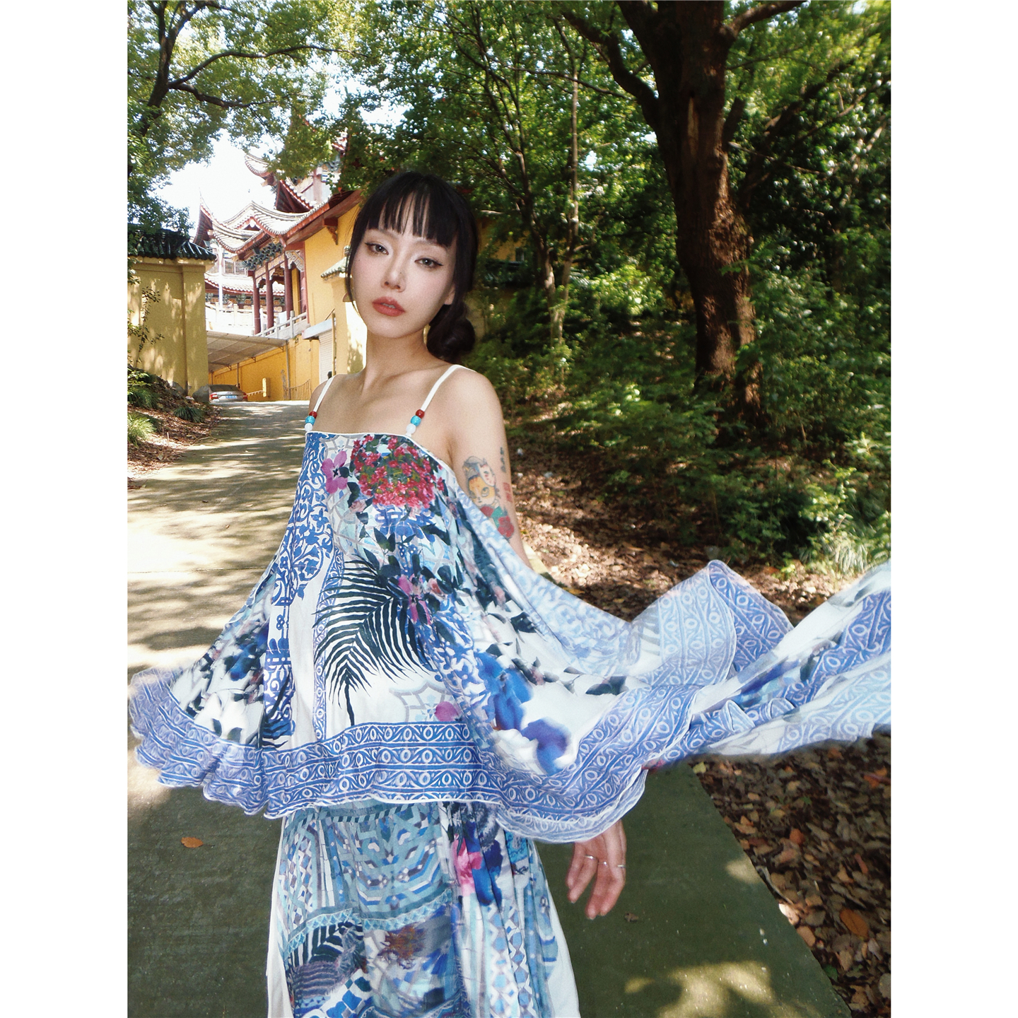 畔喜鱼一青花瓷重工印花原创新中式吊带上衣+半裙女春夏气质套装