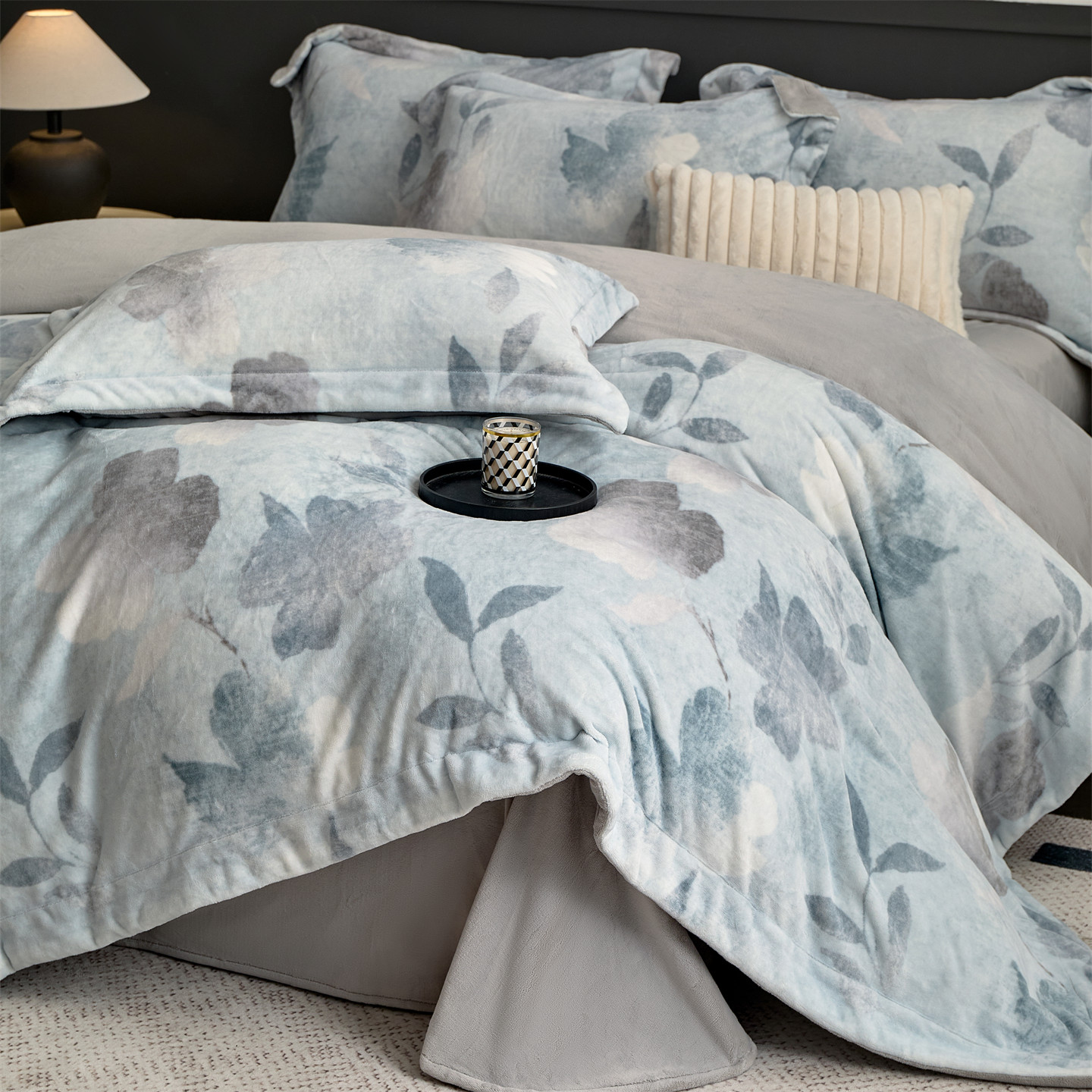 牛奶绒四件套被套生态绒床上