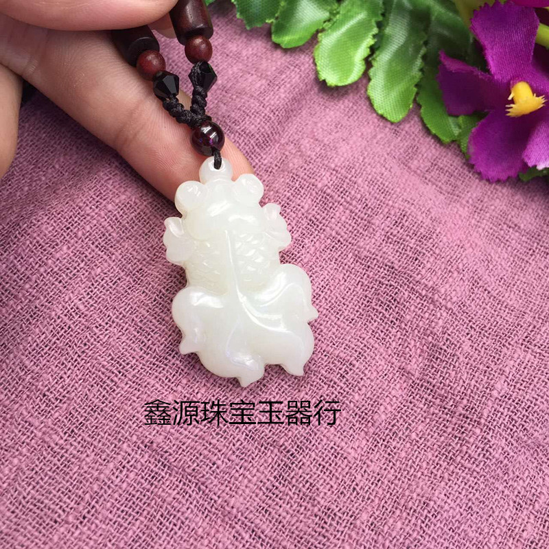 天然金鱼挂件新疆和田玉送证书