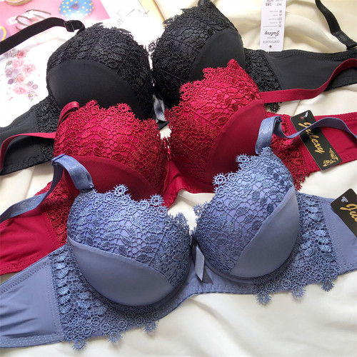 有钢圈三排扣侧收蕾丝文胸套装