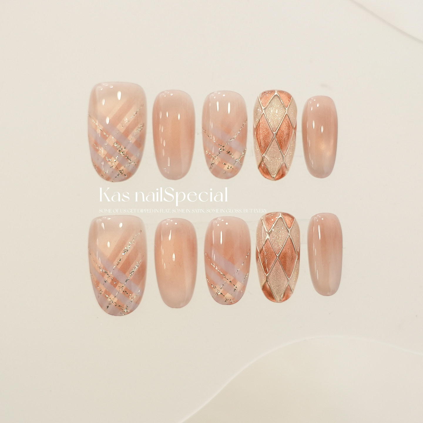 「暖冬拿铁」格纹穿戴甲纯手工裸色显白温柔2025正流行新年美甲,彩妆/香水/美妆工具,穿戴甲/甲片,淘宝优惠券,粉丝福利购,淘宝优惠卷