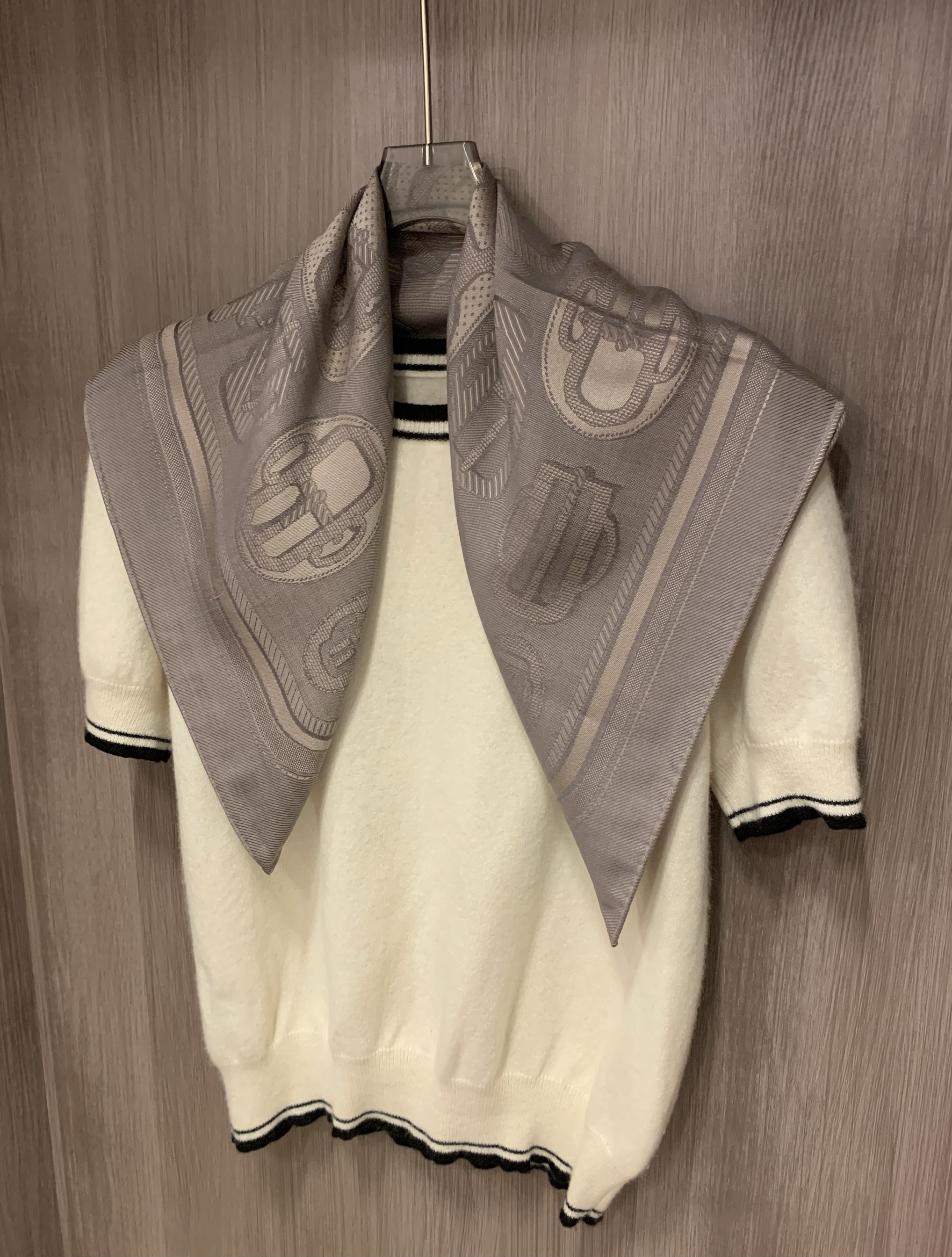 灰色日字扣提花丝毛方巾 很少量重工双面提花真丝羊毛方巾女66CM