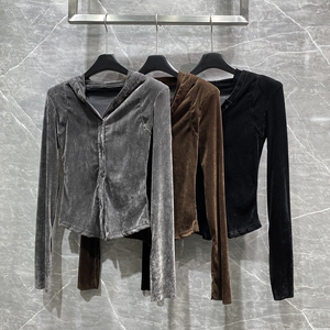 欧货小众2025春季新款减龄单排扣连帽T恤女百搭做旧丝绒休闲上衣