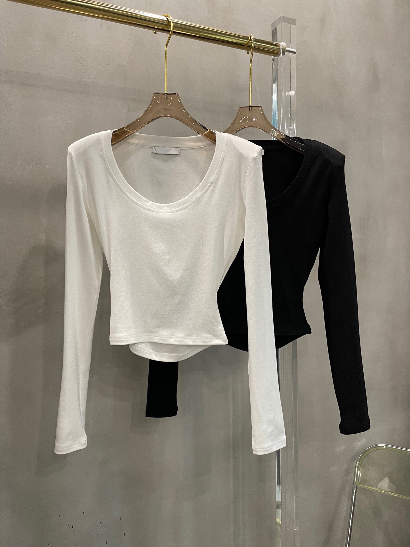 新款垫肩镂空露腰长袖T恤上衣女