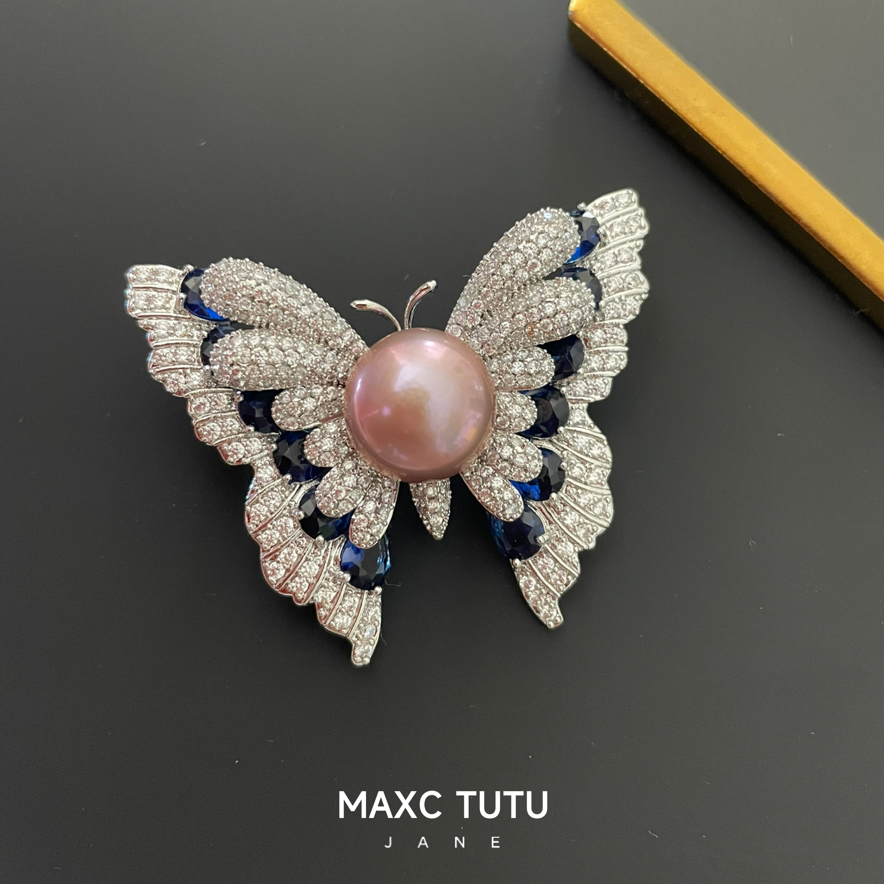 MAXC紫珍珠胸针轻奢高级感高档女精致蝴蝶羊毛大衣西装配饰品胸花