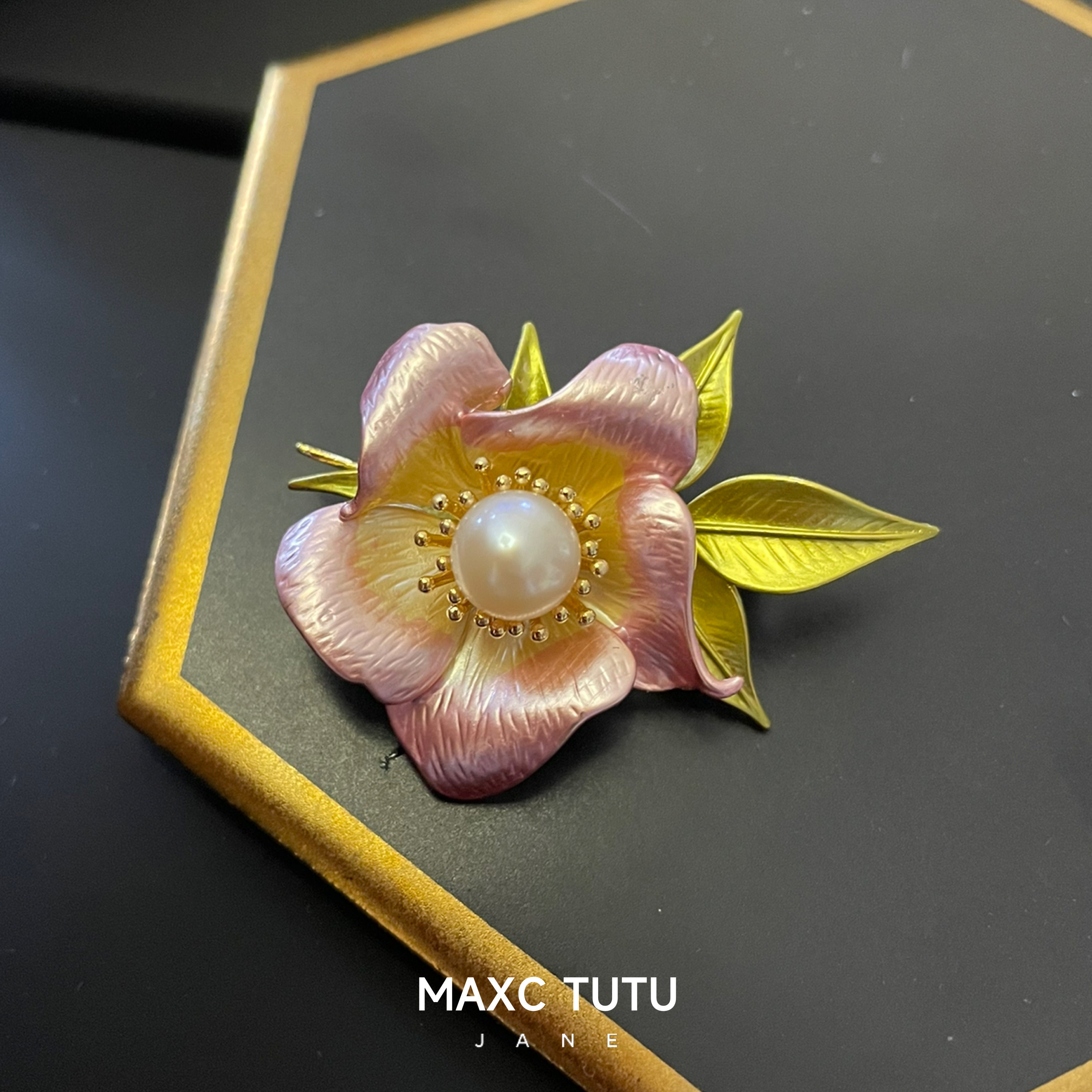 MAXC出品宫廷风胸针天然珍珠配饰高级轻奢尊贵礼物西服粉胸花女特