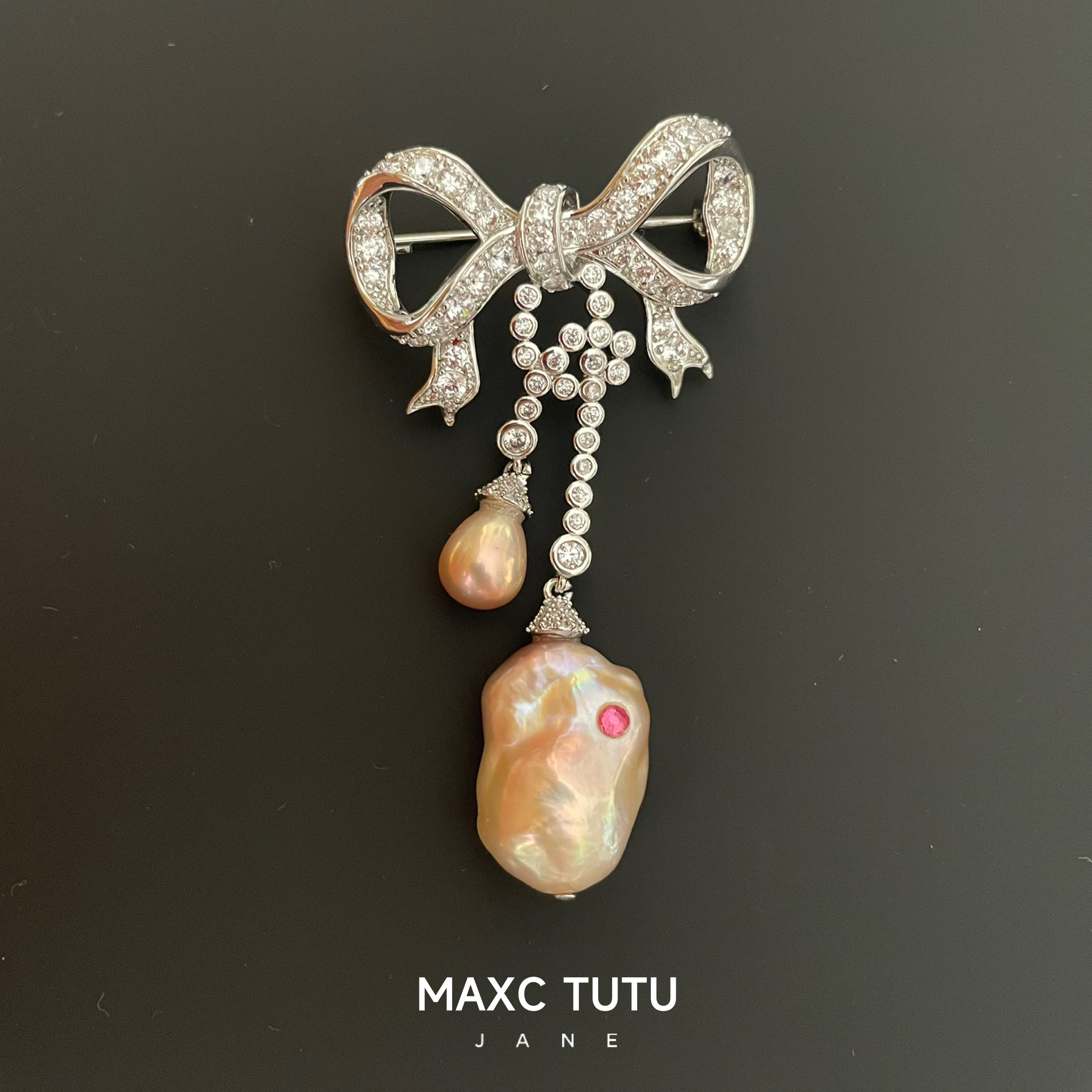 MAXC TUTU炫彩大巴蝴蝶结胸针镀金保色女时尚气质真珍珠胸花小众