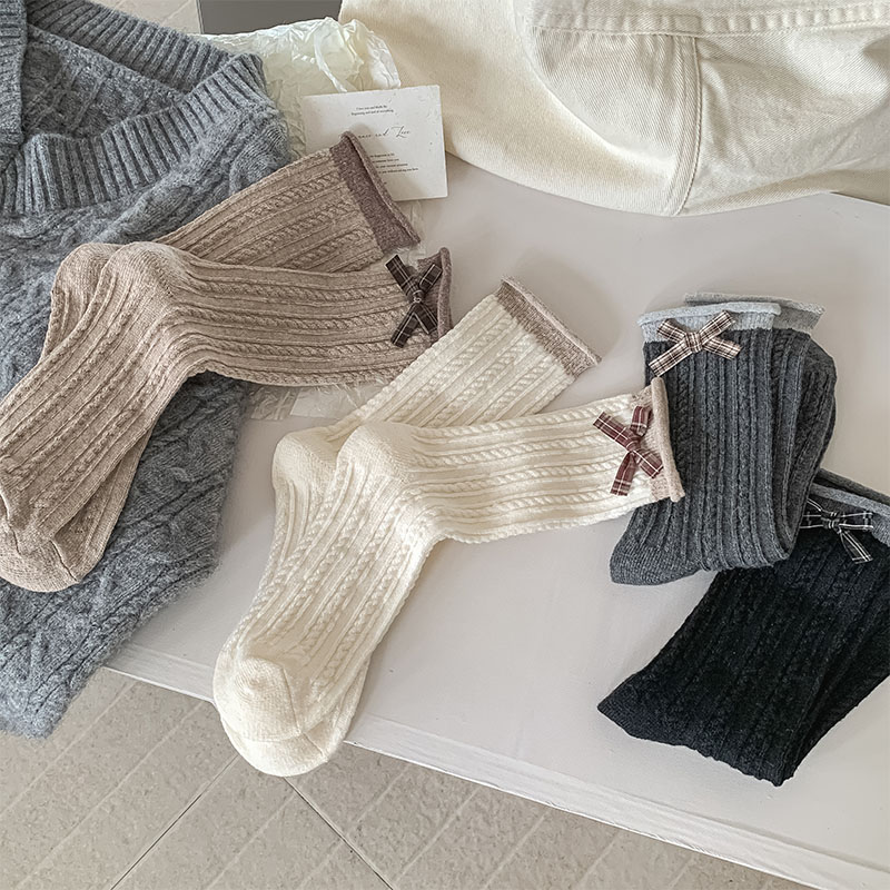 日系温柔燕麦色卷边暖毛绒长筒袜