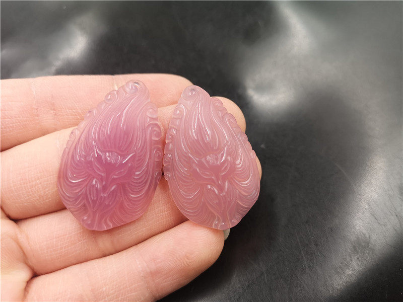 华夏美玉 天然粉色玉髓玛瑙九尾狐吊坠 新款女式粉色玉石小狐狸