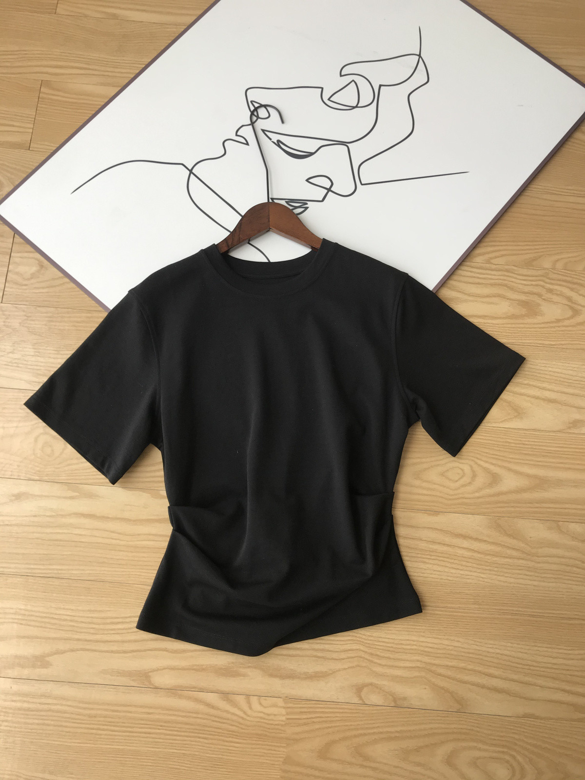 宝藏Tee~  版型绝了！ 捏褶设计  收腰修身后开衩显瘦短袖棉T恤女