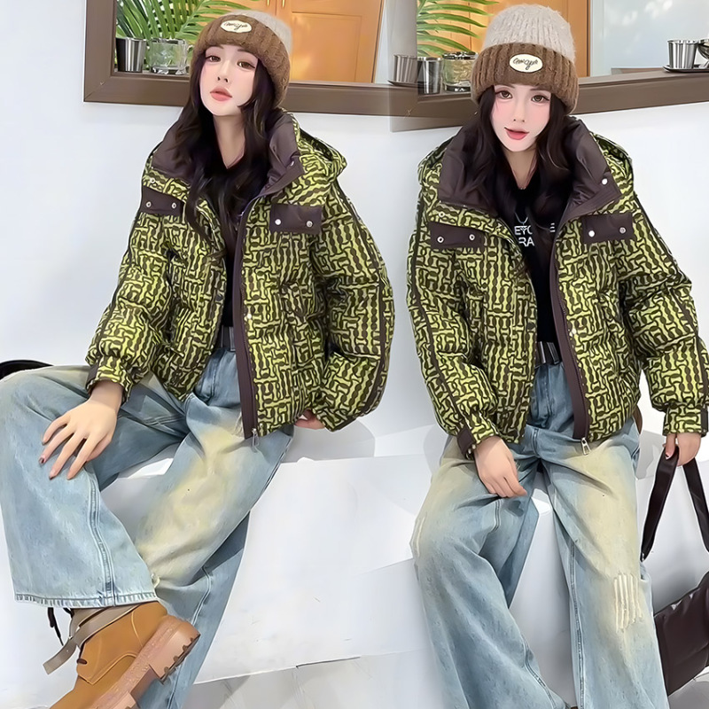 时尚印花羽绒服女短款连帽宽松休闲小个子保暖外套绿色拼接撞色