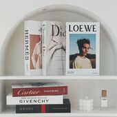 INS封面人物英文假书道具书网红高颜值仿真书搭配装 摆件 饰品时尚