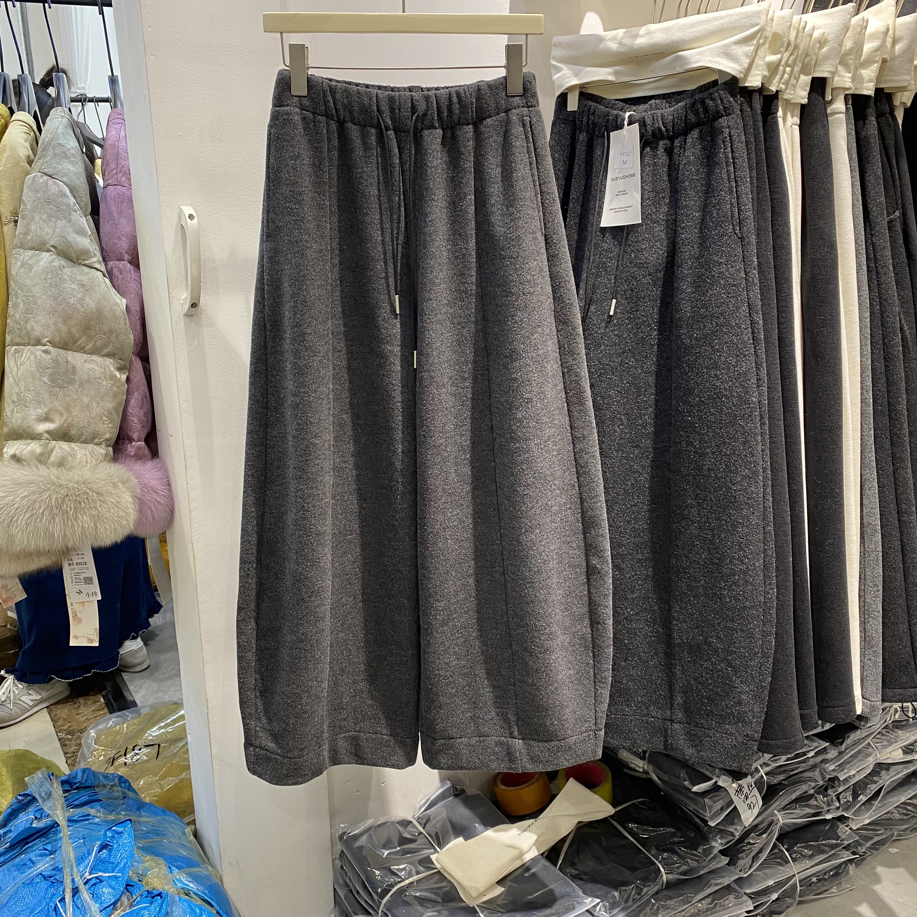 松紧腰羊绒阔腿休闲裤女2025秋冬新款气质显瘦加厚垂感九分气球裤