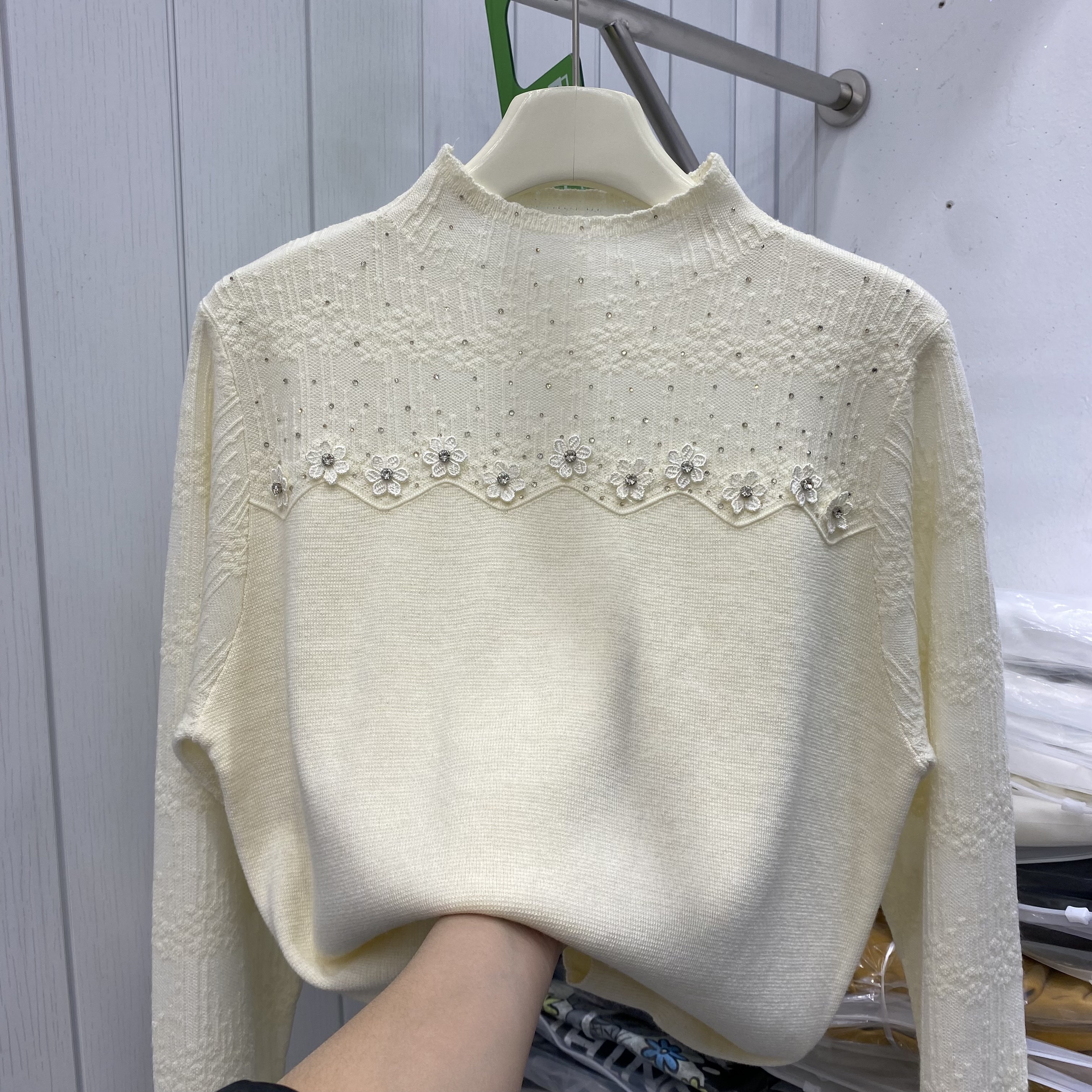 欧货2025秋冬时尚韩范半高领显瘦蕾丝边刺绣钉长袖珠针织衫上衣女