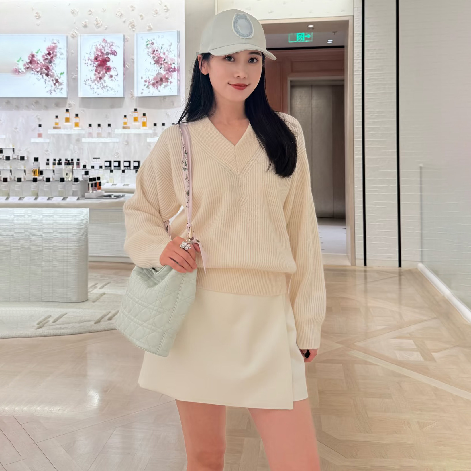 深圳南油高端女装 秋季米白色V领字母刺绣宽松长袖套头针织衫毛衣
