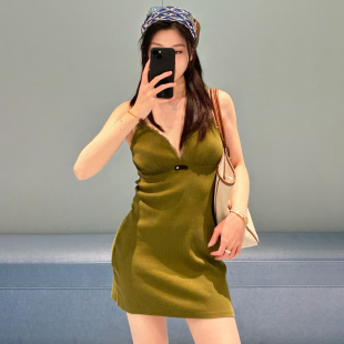 南油高端女装 明星同款M字母提花橄榄绿蕾丝边收腰连衣裙吊带裙
