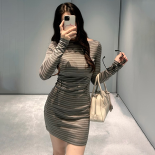 南油高端女装 灰色条纹修身字母一字领桑蚕丝长袖连衣裙包臀短裙