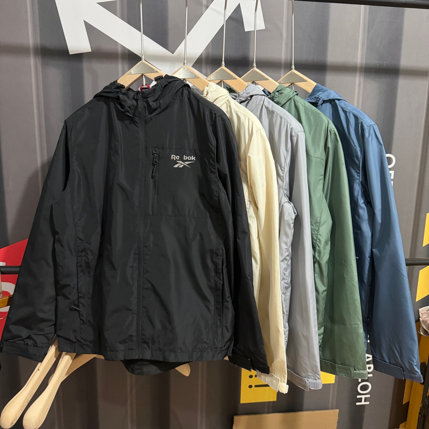 欧美单春秋款户外轻量级冲锋衣防风防水登山运动夹克双层外套男