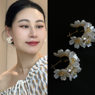 2025春夏新款 繁花耳扣甜美清新白色花朵耳环925银针气质耳钉女