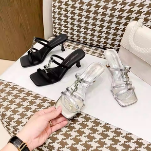2026夏季新款低跟一字扣带方头露趾细跟凉鞋女黑色水钻外穿高跟鞋