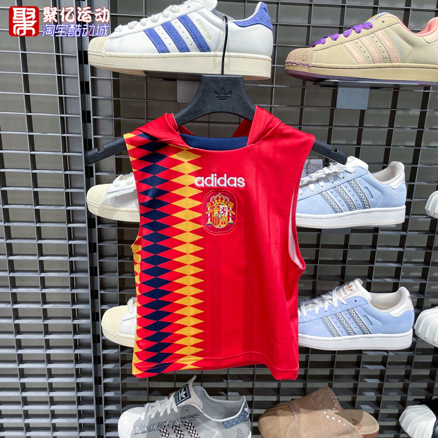 阿迪达斯女子2026夏季足球风西班牙队休闲文化运动无袖背心KE2290