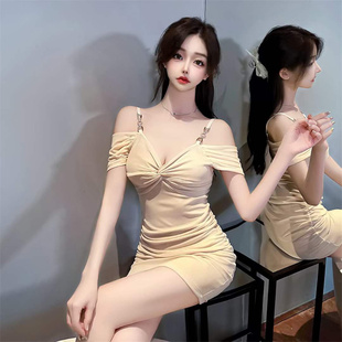 性感低胸V领吊带连衣裙新款露背修身显瘦包臀短裙夜场短款小黑裙