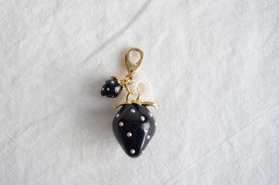 现货草莓系列 日本Curly卷发女孩同款精致食玩拉链扣树脂翻包挂件