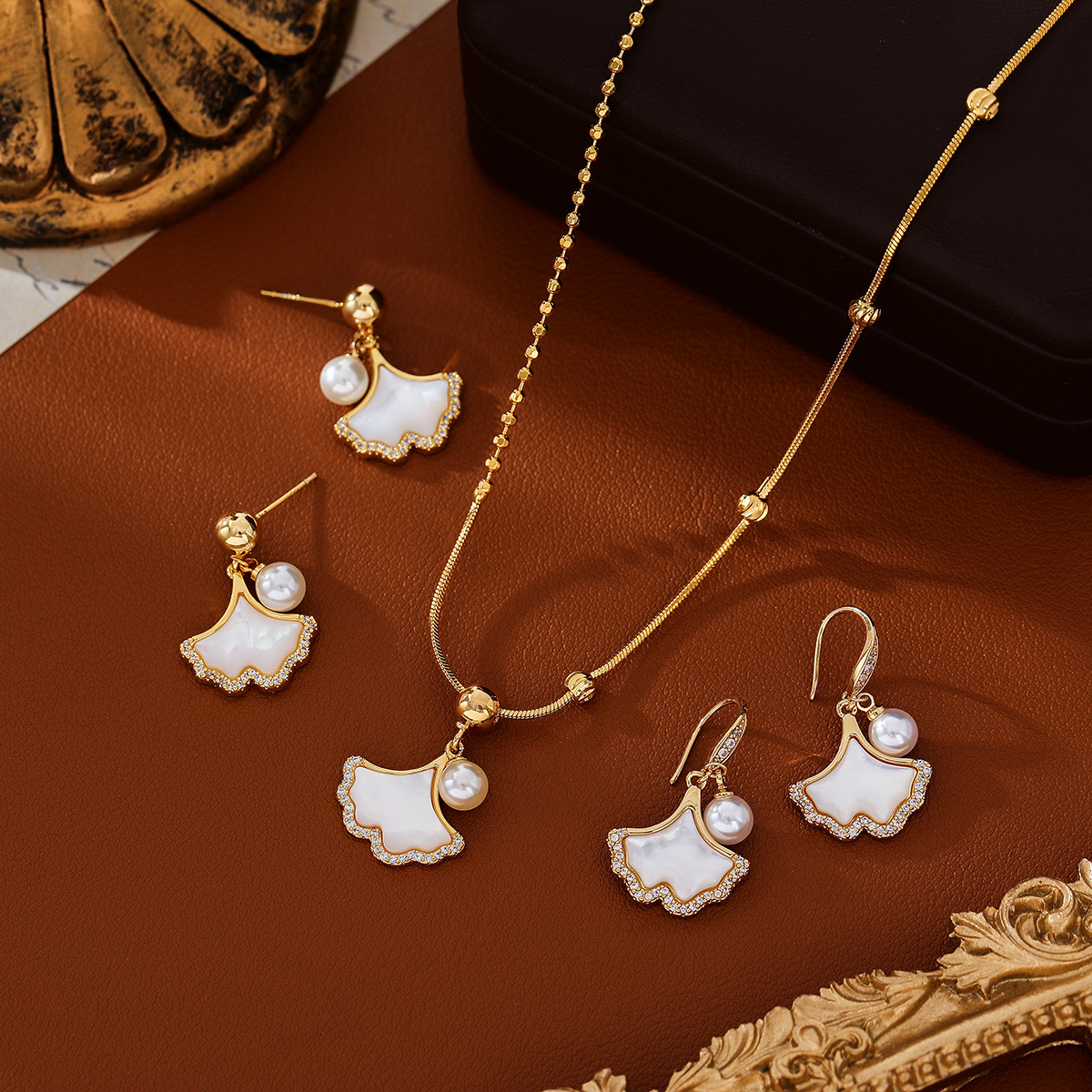 新款银杏叶贝母珍珠耳环轻奢小众设计感微镶锆石耳钉气质个性项链