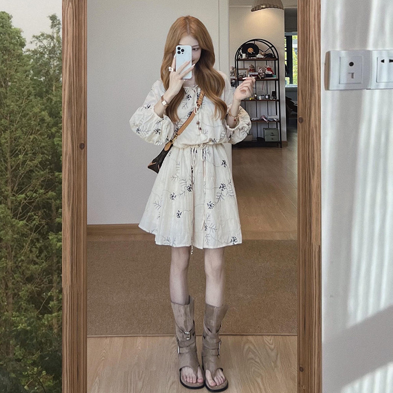 法式复古刺绣碎花连衣裙子女设计感宽松显瘦度假风流苏娃娃裙夏季