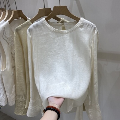 领口钉珠温柔天丝刺绣提花衬衫女