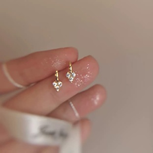 闪亮小桃心耳钉办公室可戴925纯银养耳洞隐形可爱女耳饰三角形